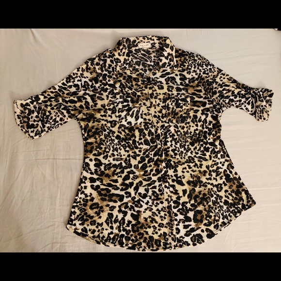 Bailey & Chloe Tops - Women’s Bailey & Chloe semi shear leopard top
